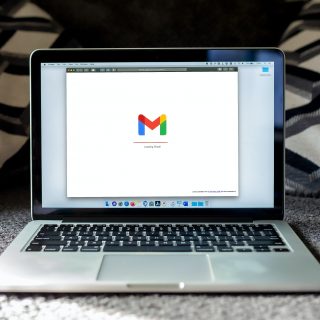Ein Laptop mit Gmail-Logo, ideal für effizientes E-Mail-Marketing im B2B-Kontext.