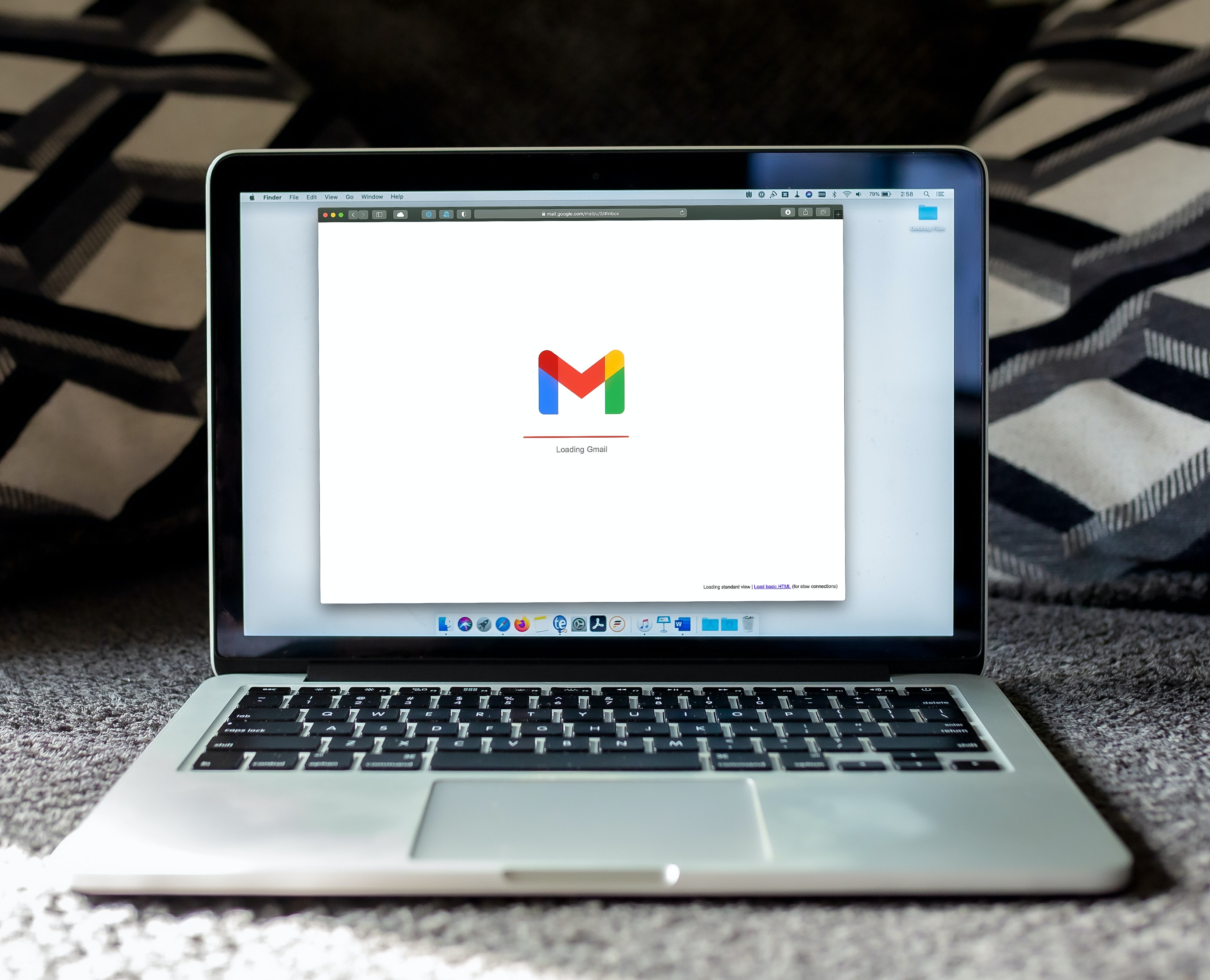 Ein Laptop mit Gmail-Logo, ideal für effizientes E-Mail-Marketing im B2B-Kontext.