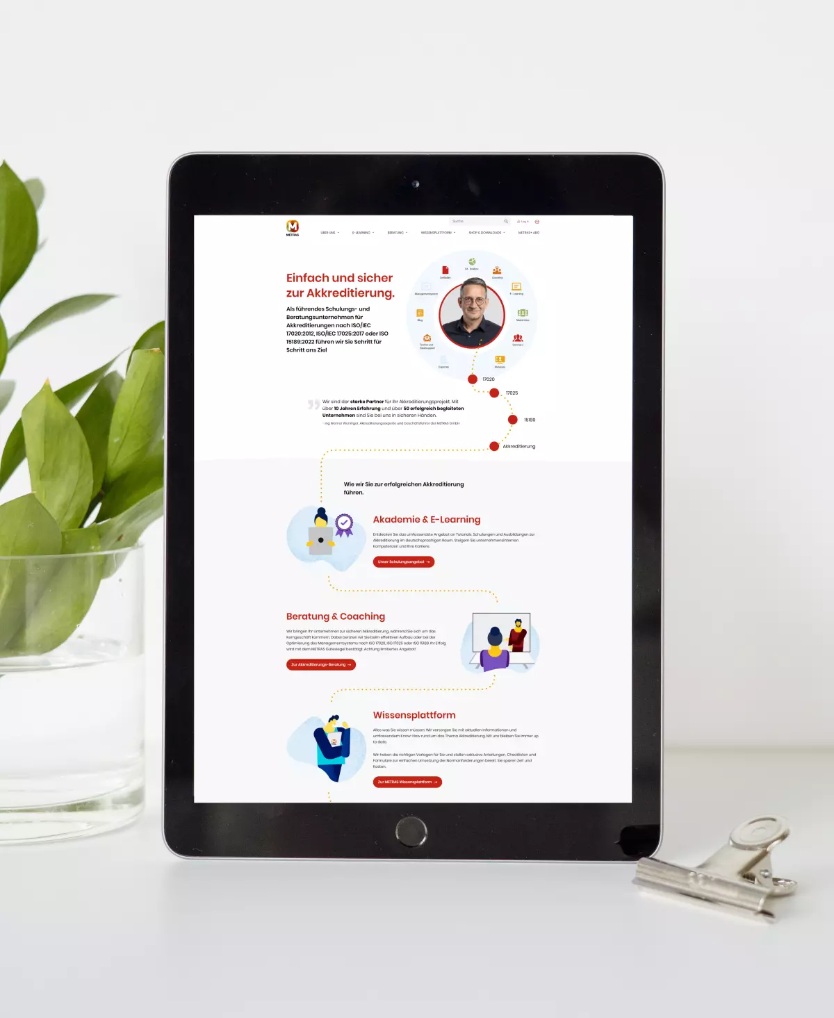 Eine Neugestaltung der Metras-Website mit einem iPad und einer Pflanze daneben.