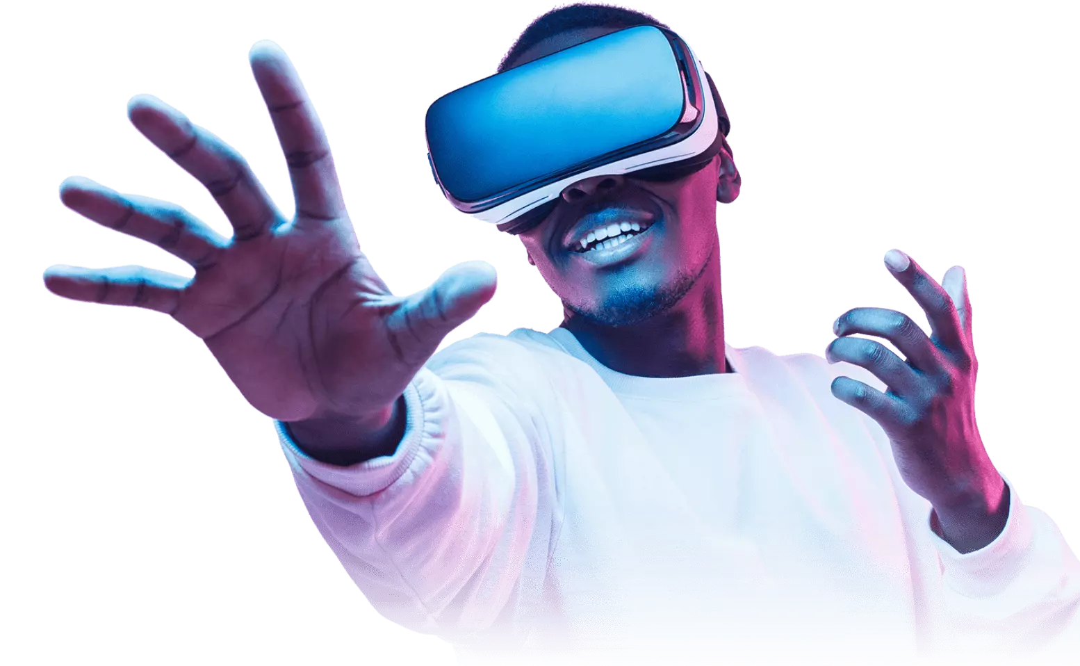 Ein Mann taucht über ein Headset in die virtuelle Realität ein, während er Projekte durchführt.