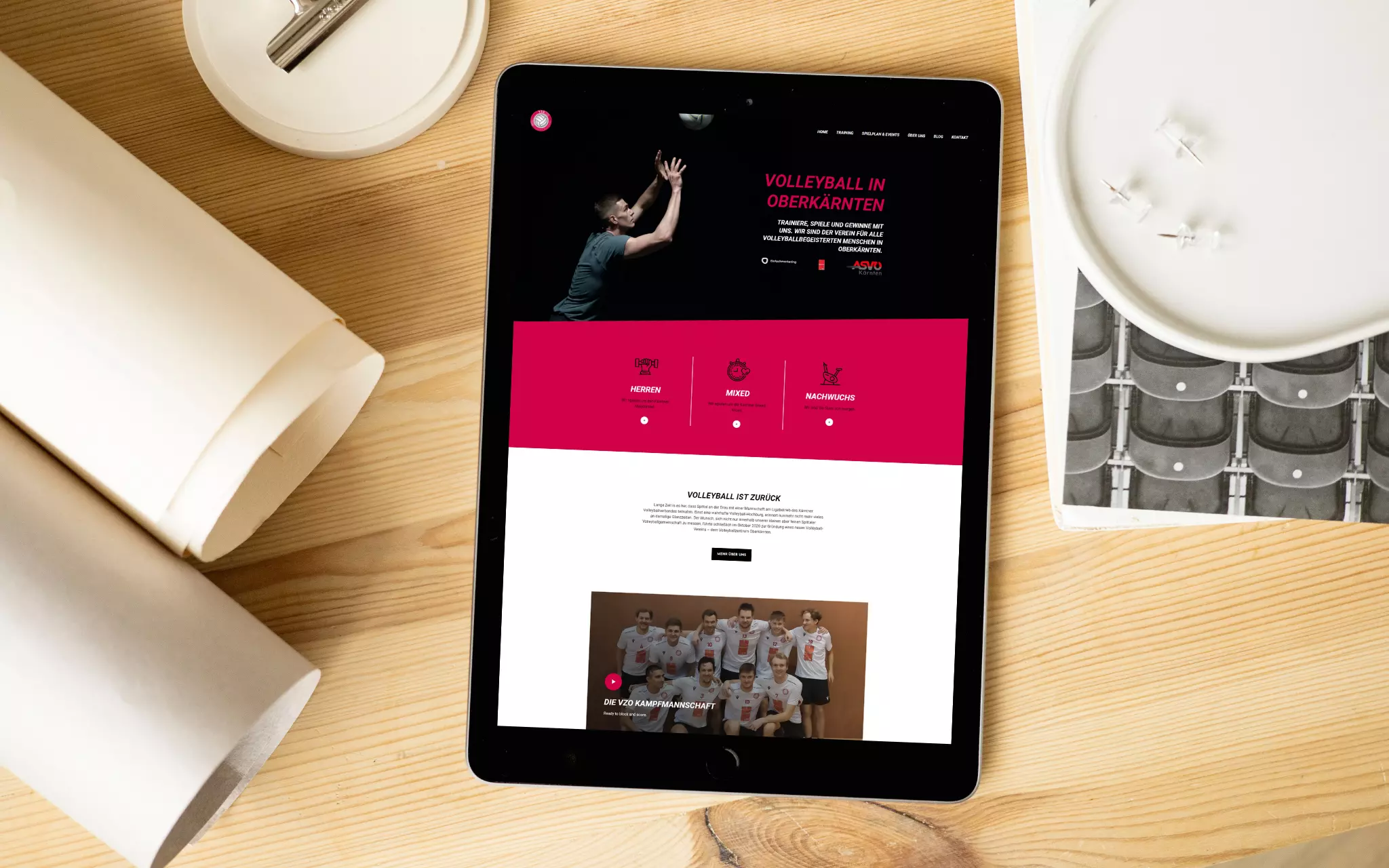 Ein Tablet mit der Marke Volleyballzentrum.com, das ein Website-Design zeigt.