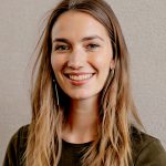 Eine lächelnde Frau im Einfachmarketing-Team-Shirt.