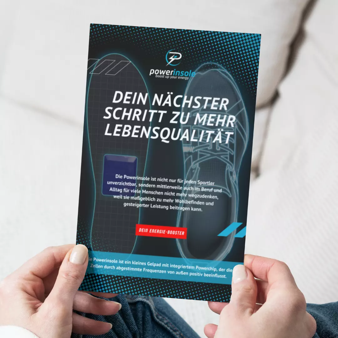 Eine Person präsentiert einen Flyer für Powerinsole, ein Schuhunternehmen.