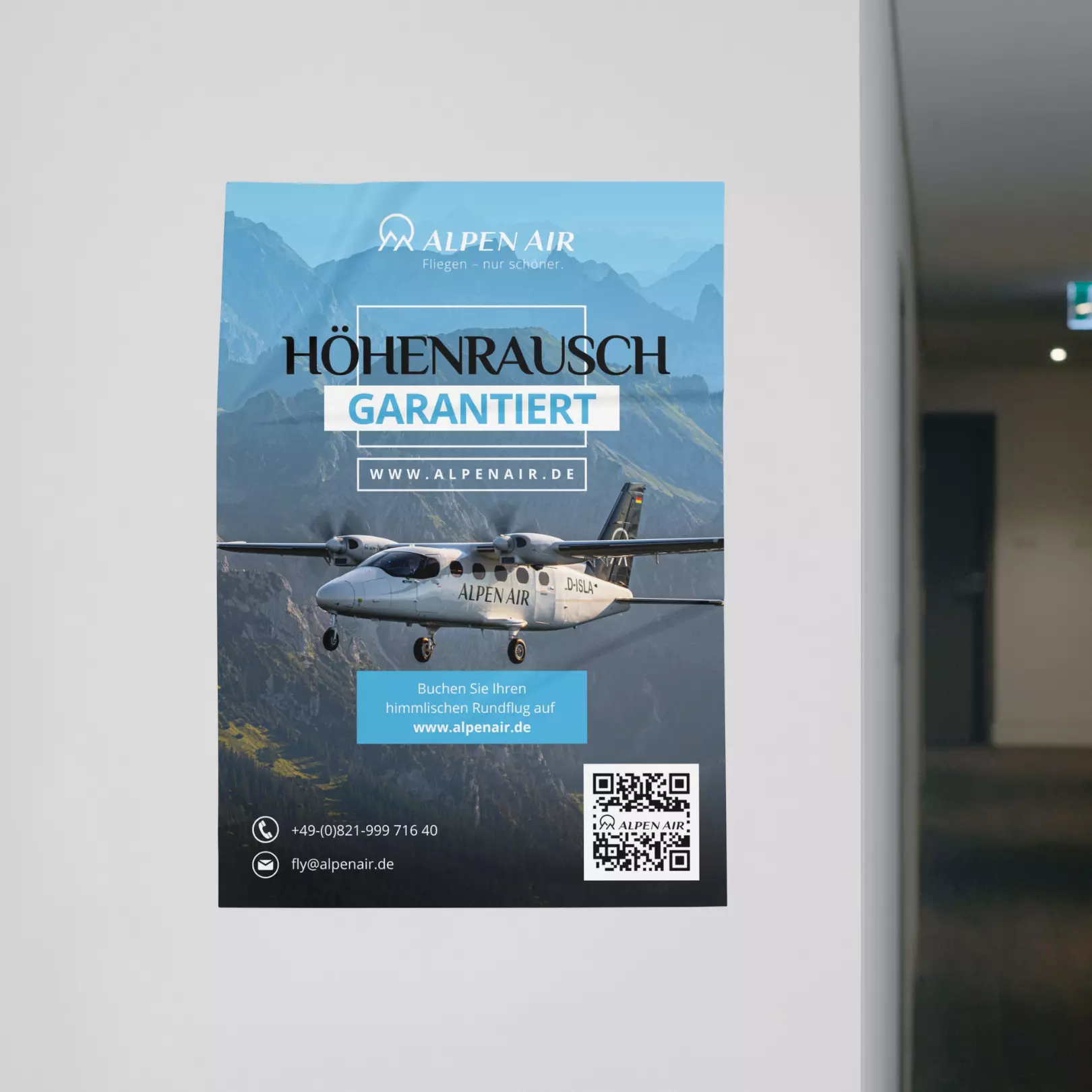 An der Wand hängt ein Poster mit einem Alpen Air-Flugzeug - gestaltet von Einfachmarketing.