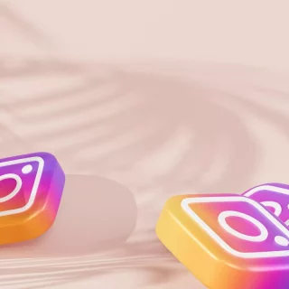 Eine Gruppe bunter Instagram-Symbole auf rosa Hintergrund, die Instagram-Marketing präsentieren.