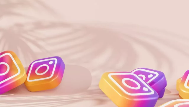 Eine Gruppe bunter Instagram-Symbole auf rosa Hintergrund, die Instagram-Marketing präsentieren.
