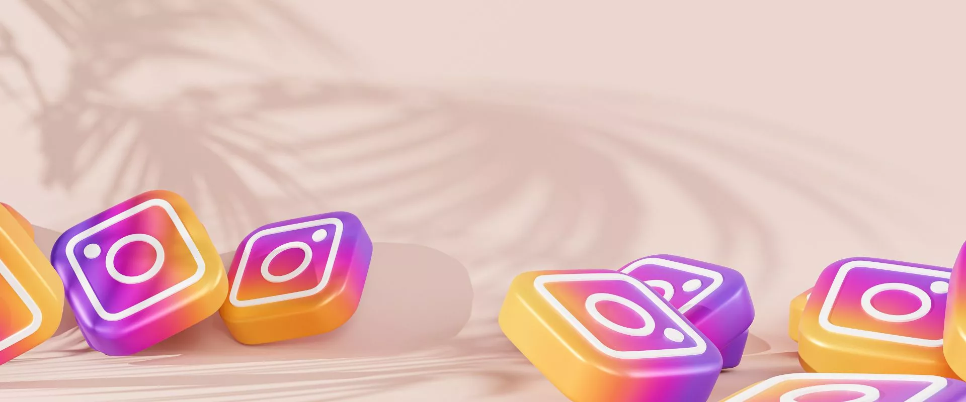 Eine Gruppe bunter Instagram-Symbole auf rosa Hintergrund, die Instagram-Marketing präsentieren.