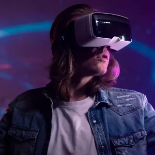 Eine Frau in einer Jeansjacke, die ein VR-Headset trägt.