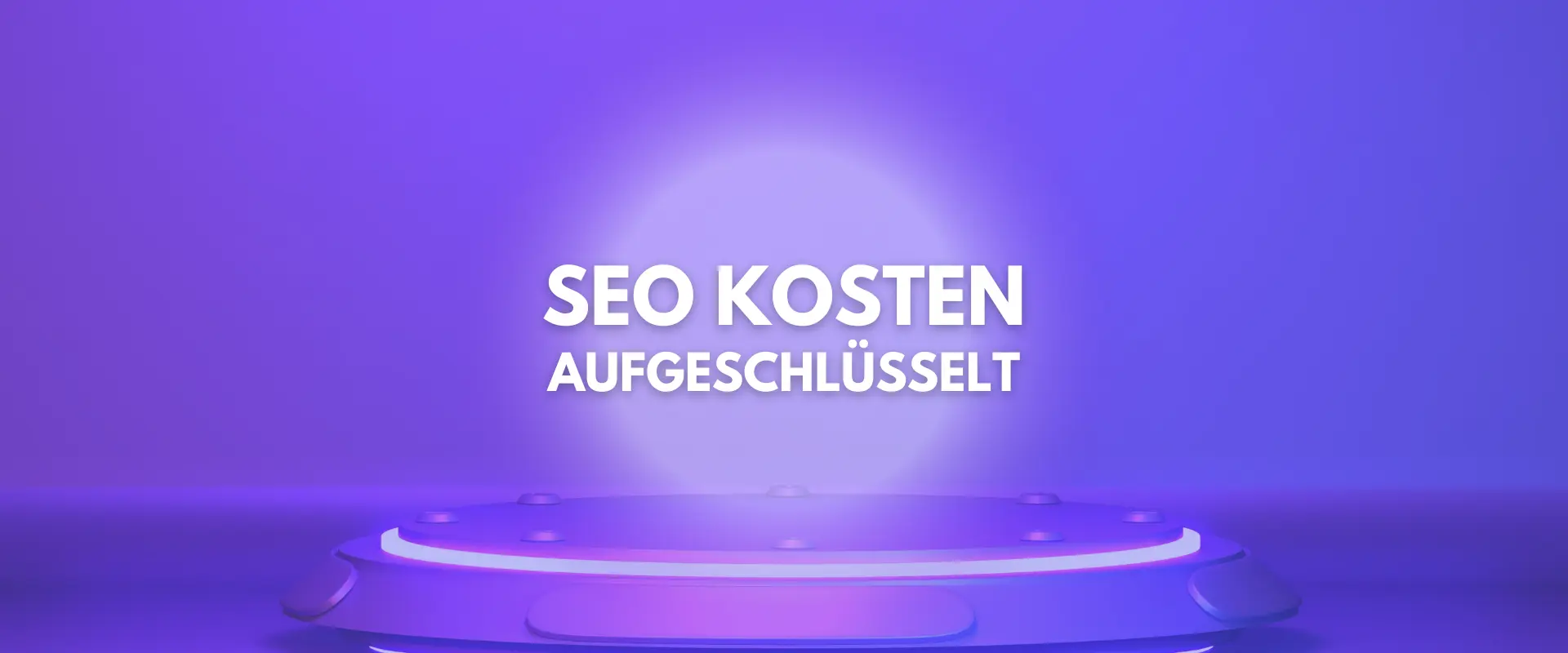 Der Text in deutscher Sprache auf violettem Hintergrund lautet „SEO KOSTEN AUFGESCHLÜSSELT“ über einer kreisförmigen Plattform und unterstreicht die Klarheit von SEO Preisen und Suchmaschinenoptimierung.