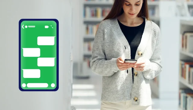 Eine Frau in einer Bibliothek nutzt ihr Smartphone und nutzt dabei nahtlos WhatsApp-Marketing. Neben ihr zeigt eine große Illustration ein Smartphone mit einer Nachrichten-App und stellt innovative Strategien für die digitale Verbindung vor.