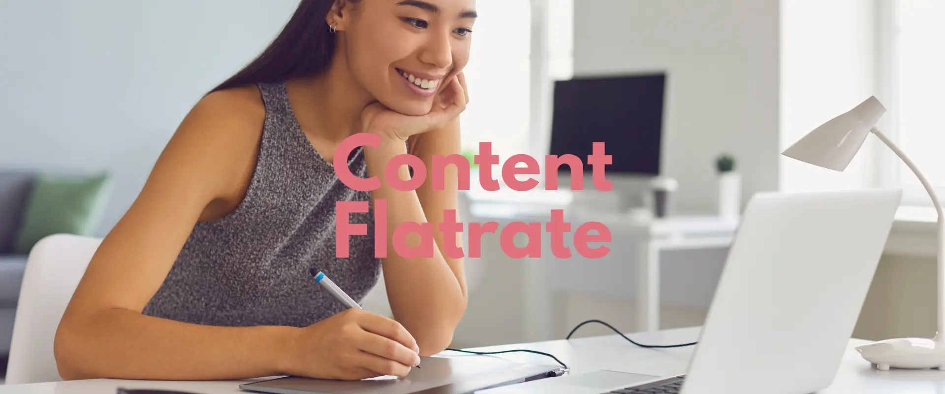 Eine Frau lächelt, während sie mit einem Stift auf einem Tablet vor ihrem Laptop herumhantiert und die Revolution des Content-Marketings verkörpert. Über dem Bild ist deutlich „Content Flatrate“ zu sehen.