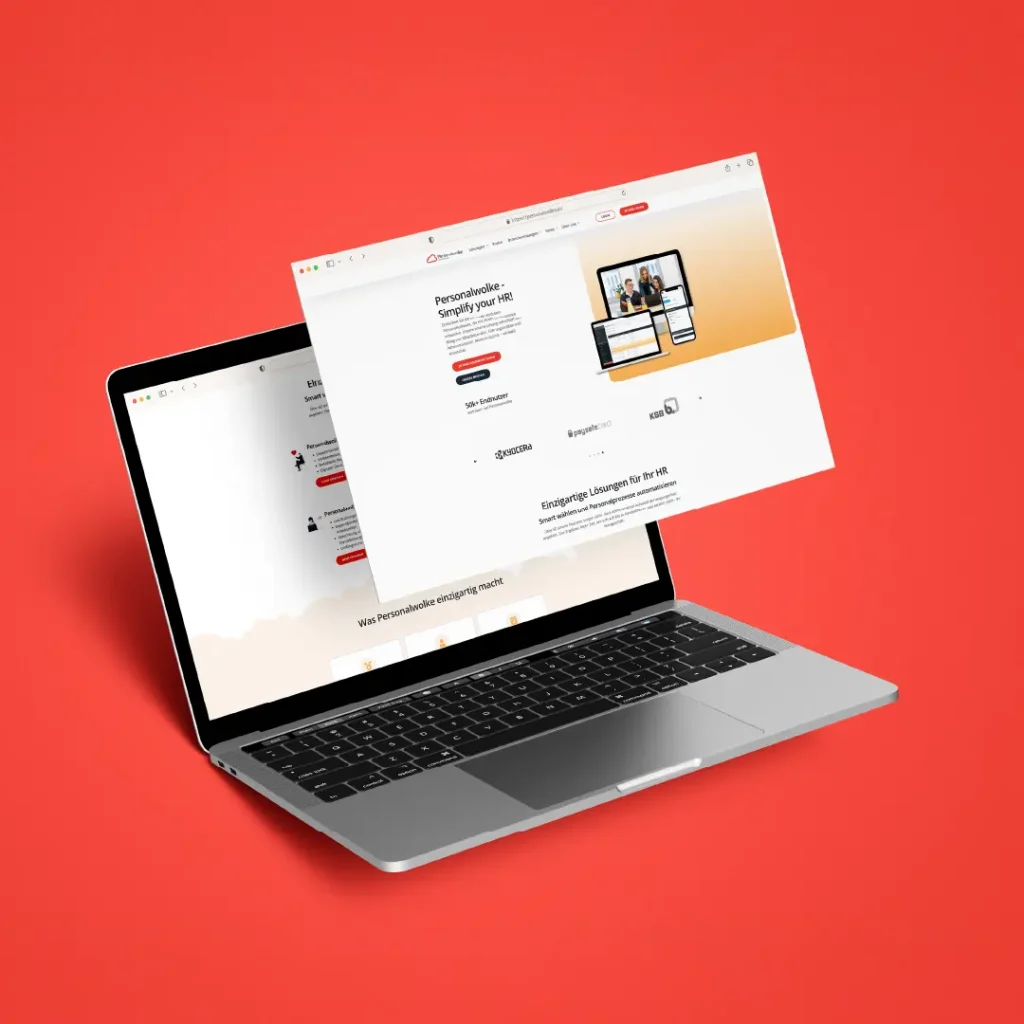 Ein Laptop, auf dem eine Personalwolke-Webseite angezeigt wird, über der vor einem orangefarbenen Hintergrund ein weiteres Webseitenbild schwebt.