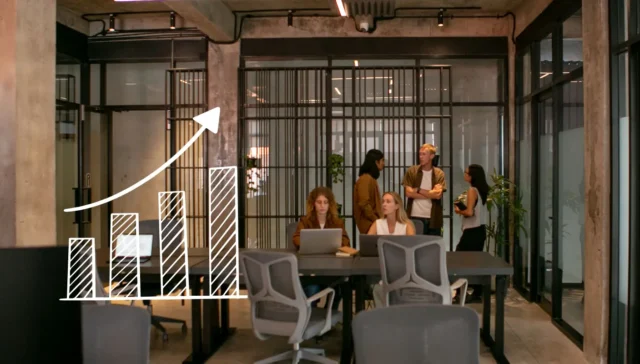 Modernes Büro mit Menschen, die zusammenarbeiten, mit einem überlagerten Balkendiagramm, das einen Aufwärtstrend aufweist - perfekt, um Growth Marketing oder Marketing für Gründer zu illustrieren und den Geschäftserfolg hervorzuheben.