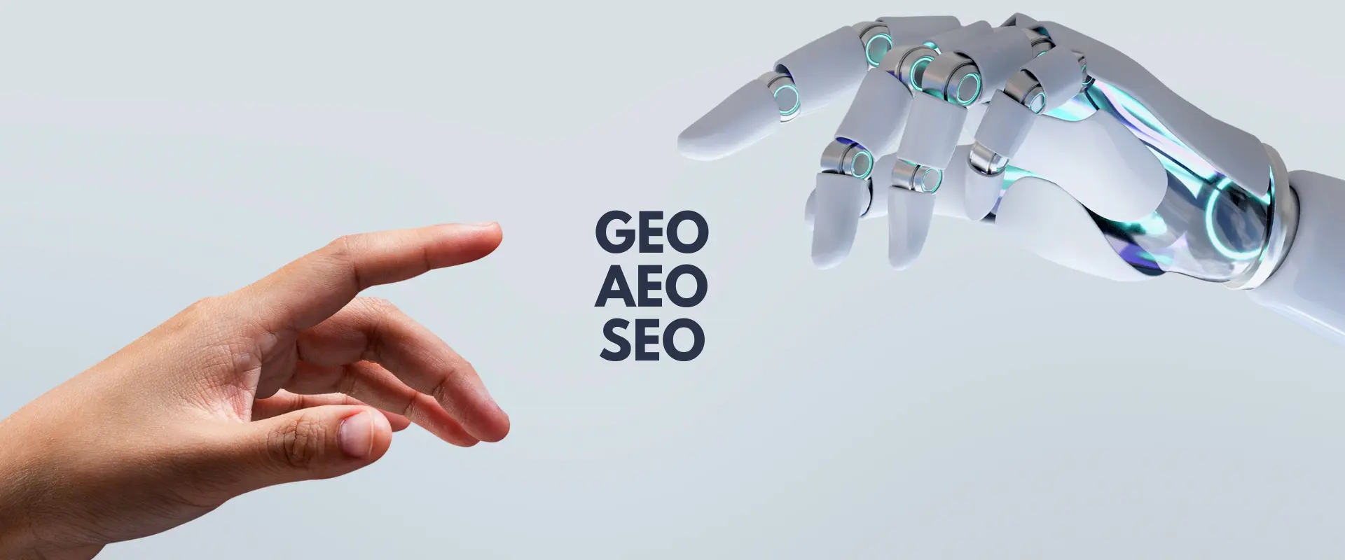 Eine menschliche Hand und eine Roboterhand strecken sich einander entgegen, dazwischen stehen die Worte "GEO Optimierung", "AEO Optimierung" und "SEO" auf einem hellen Hintergrund.