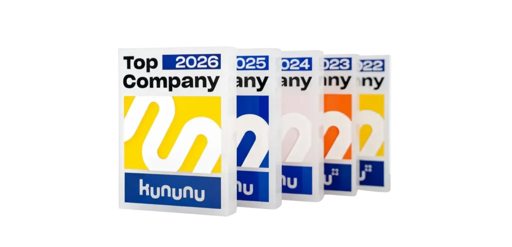 Fünf Plaketten mit dem Text "Top Company" und den Jahren 2022 bis 2026 in einer Reihe, jede mit einer eigenen Farbe, "kununu" am unteren Rand und einem Einfachmarketing-Touch, der Exzellenz hervorhebt.