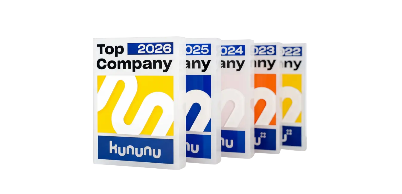 Fünf Plaketten mit dem Text "Top Company" und den Jahren 2022 bis 2026 in einer Reihe, jede mit einer eigenen Farbe, "kununu" am unteren Rand und einem Einfachmarketing-Touch, der Exzellenz hervorhebt.