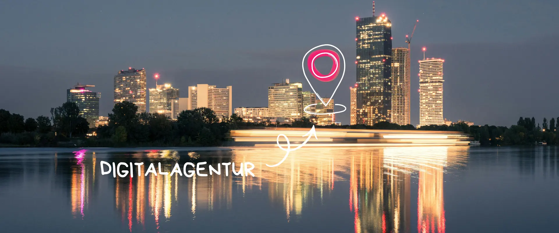Skyline der Stadt in der Abenddämmerung, die sich auf dem Wasser spiegelt, mit dem Schriftzug "DIGITAL AGENTUR" und einem rosafarbenen Standort-Symbol, das im Vordergrund digital hinzugefügt wurde - perfekt, um Ihre Dienstleistungen im Einfachmarketing oder Marketing Abo zu präsentieren.