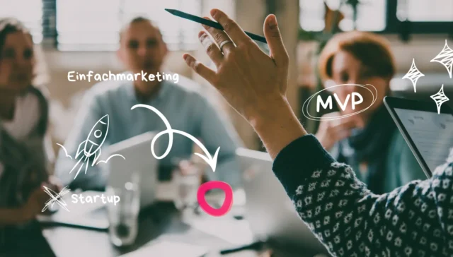 Person, die eine Sitzung mit drei Personen leitet, umgeben von Skizzen einer Rakete, "Startup", "Einfachmarketing", "MVP Marketing" und digital über das Bild gezeichneten Pfeilen.