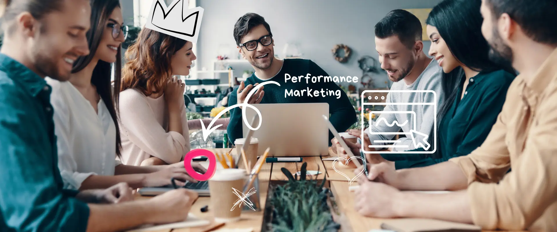 Sechs Personen sitzen um einen Tisch in einem Büro und diskutieren, wobei digitale Illustrationen und die Worte "Performance Marketing Agentur" und "Marketing Abo" über das Bild gelegt werden.