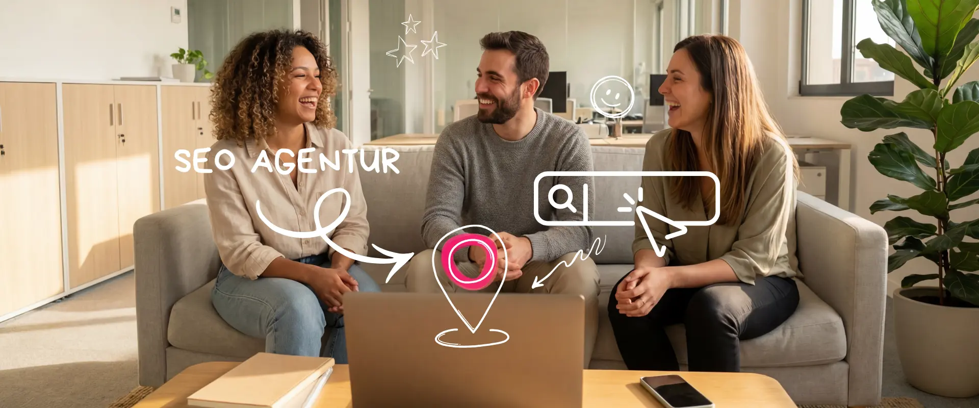 Drei Personen sitzen lächelnd auf einer Couch und unterhalten sich in einem Büro, überlagert von einer digitalen Grafik mit SEO Agentur-Symbolen und dem Text "SEO Agentur".